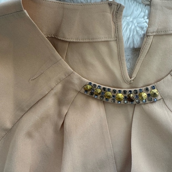 Beige sleeveless blouse with beading - Picture 2 of 4